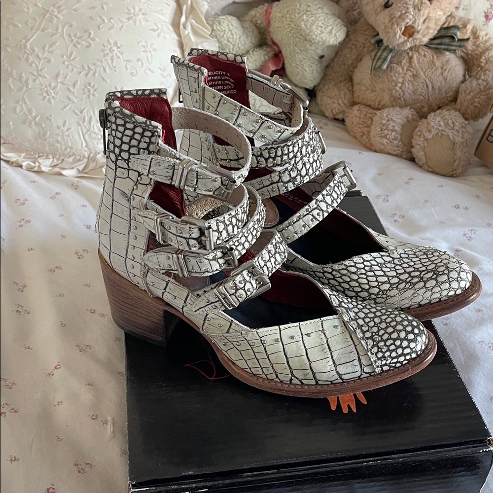 Freebird Felicity in white crocco